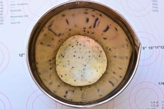 揉好的面团放到大碗里，盖上保鲜膜，可以室温或者放烤箱30度发酵