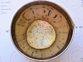 揉好的面团放到大碗里，盖上保鲜膜，可以室温或者放烤箱30度发酵