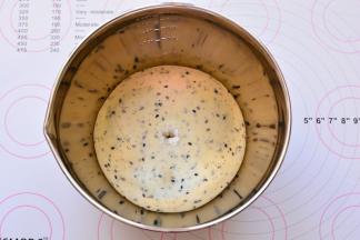 面团发酵到1.5-2倍大，手指沾面粉戳一个洞，不回缩、不塌陷，发酵完

成。