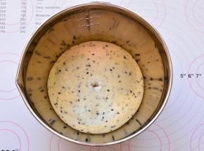 面团发酵到1.5-2倍大，手指沾面粉戳一个洞，不回缩、不塌陷，发酵完

成。