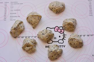 发酵好的面团利用擀面杖排气，再分成8个同等大小的面团，