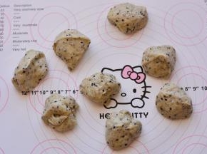 发酵好的面团利用擀面杖排气，再分成8个同等大小的面团，