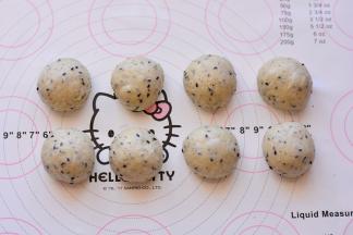 揉圆，盖上保鲜膜，静置15分钟