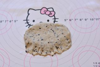 醒发好后的面团擀成长条形