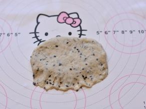 醒发好后的面团擀成长条形