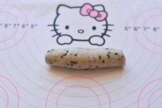 从上往下卷起，收口捏紧