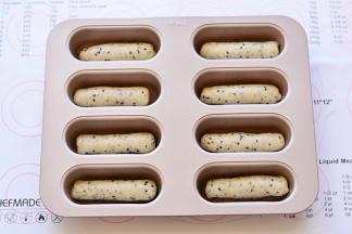 依次把所有面团卷成长圆形，放在模具里进行二发，可以室温，如果天

气变冷了，就用烤箱30--35度发酵