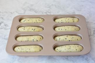 发酵至一倍大，烤箱预热上下火180度烤20分钟，出炉晾凉后从中间竖着

切开，夹上芝士和热狗，就可以食用啦