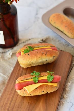 黑芝麻芝士热狗包