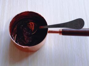 加入两小勺纯净水将可可粉调成糊状且无干粉！放旁边备用！