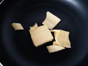 黄油放入不粘锅内融化