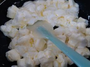 黄油融化后加入棉花糖，这个时候一定要不停搅拌，别糊了