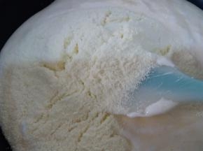 黄油和棉花糖充分融合后，加入奶粉