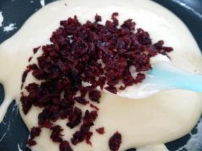 搅拌均匀后加入蔓越莓干