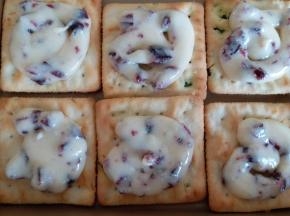 趁热挤在饼干上