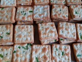 再用一片没有挤牛轧糖浆的饼干覆盖。牛轧饼干就做好了