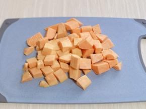 首先将地瓜去皮，洗干净，切小块备用！
