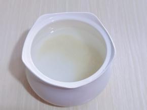 炖盅中加入纯净水，再加入泡过的米。