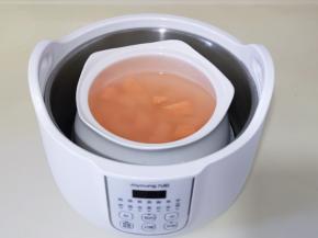 将炖盅放入锅中！