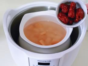 红枣洗干净，加入锅中，也可以把红枣切小块，根据个人喜欢！