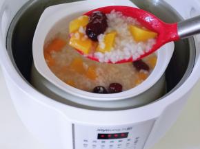 电炖锅工作完成，看粥特别稠，好吃！