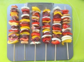 烤箱预热200度，把串好的肉串移至烤盘内
