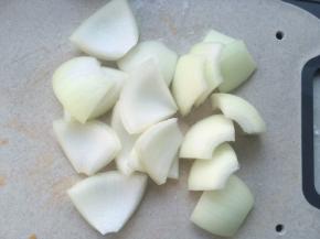 圆葱切块，加入到彩椒中搅拌均匀
