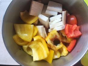 将切好的彩椒跟杏鲍菇装入容器内，加入盐、酱油跟植物油
