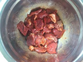 将牛肉块搅拌均匀，腌制一晚上
