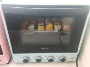 将串好的肉串入烤箱烤20分钟，烘烤的时候会有一些水份跟油份流出来
