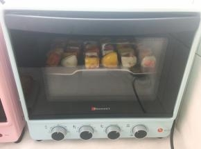 将串好的肉串入烤箱烤20分钟，烘烤的时候会有一些水份跟油份流出来
