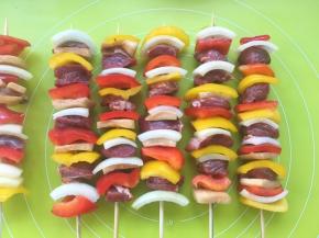 竹签洗干净，分别串上牛肉，彩椒，圆葱跟杏鲍菇，具体搭配可以根据个人喜欢来串，喜欢肉的可以多串点
