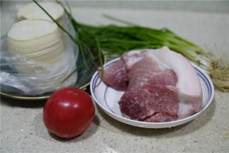 备好所用食材，如图猪肉，番茄（实用二个），葱，饺子皮。