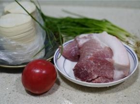 备好所用食材，如图猪肉，番茄（实用二个），葱，饺子皮。