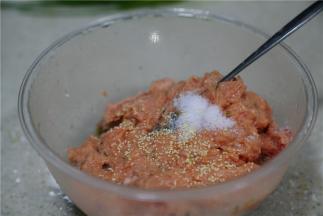 用料理器将猪肉，番茄葱，配打成馅，然后用细盐，鸡精，生抽调味。
