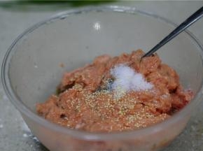 用料理器将猪肉，番茄葱，配打成馅，然后用细盐，鸡精，生抽调味。