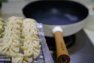 然后轻奢派不粘锅里加水煮开，将包好的饺子下锅。