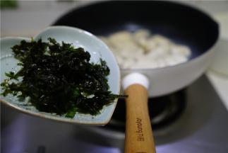 煮至饺子浮起熟透，然后加入细盐，葱花，紫菜调味就可以。