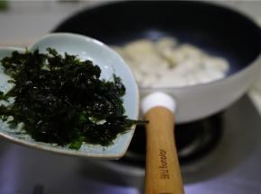 煮至饺子浮起熟透，然后加入细盐，葱花，紫菜调味就可以。