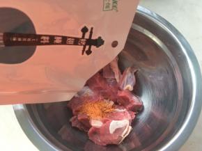 加入土耳其风味调味料，喜欢味道重一点的可以多加一些，调味料中本身就有盐，无需再添加盐
