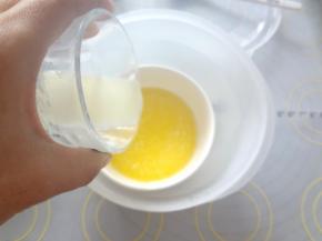 将黄油隔水融化放入温牛奶，放在温水中保温待用