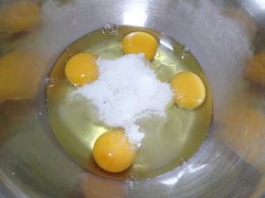 鸡蛋打入打蛋盆中一次性加入白砂糖