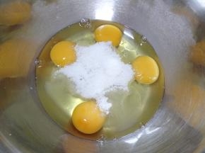鸡蛋打入打蛋盆中一次性加入白砂糖