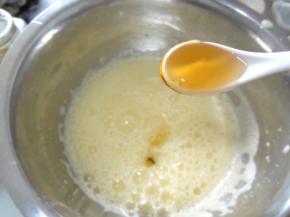 隔水放入50度左右的温水打散加入蜂蜜