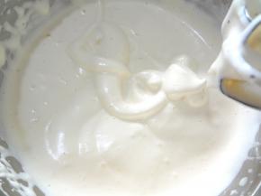 隔水用电动打蛋器高速打发，蛋液升温到40度左右取出继续打发，接近手温就可以，40度最好打发，一直高速打发至蛋液蓬松变白提起打蛋器画8字不消失，转低速整理出大气泡