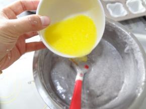 翻拌没有明显的大颗粒加入黄油牛奶液，注意不要一下倒进去，通过刮刀引流进去