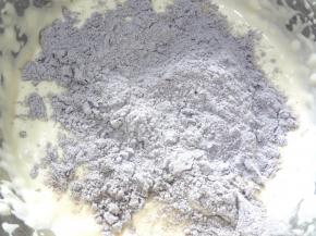 加入过筛后的黑米蛋糕粉，里面有碎黑米和黑芝麻不介意的可以都放进去，用刮刀翻拌均匀，注意是翻拌不要画圈会消泡