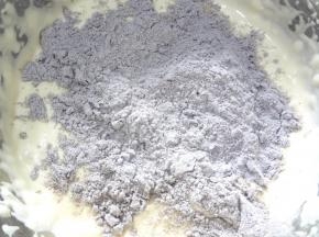 加入过筛后的黑米蛋糕粉，里面有碎黑米和黑芝麻不介意的可以都放进去，用刮刀翻拌均匀，注意是翻拌不要画圈会消泡