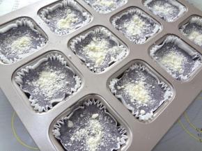 继续翻拌均匀后倒进学厨12连方模中，表面撒上酥粒震出大气泡