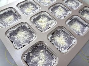 继续翻拌均匀后倒进学厨12连方模中，表面撒上酥粒震出大气泡